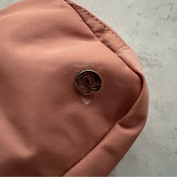 NWT Lululemon Everywhere Belt Bag Pink - Picture 9 of 9